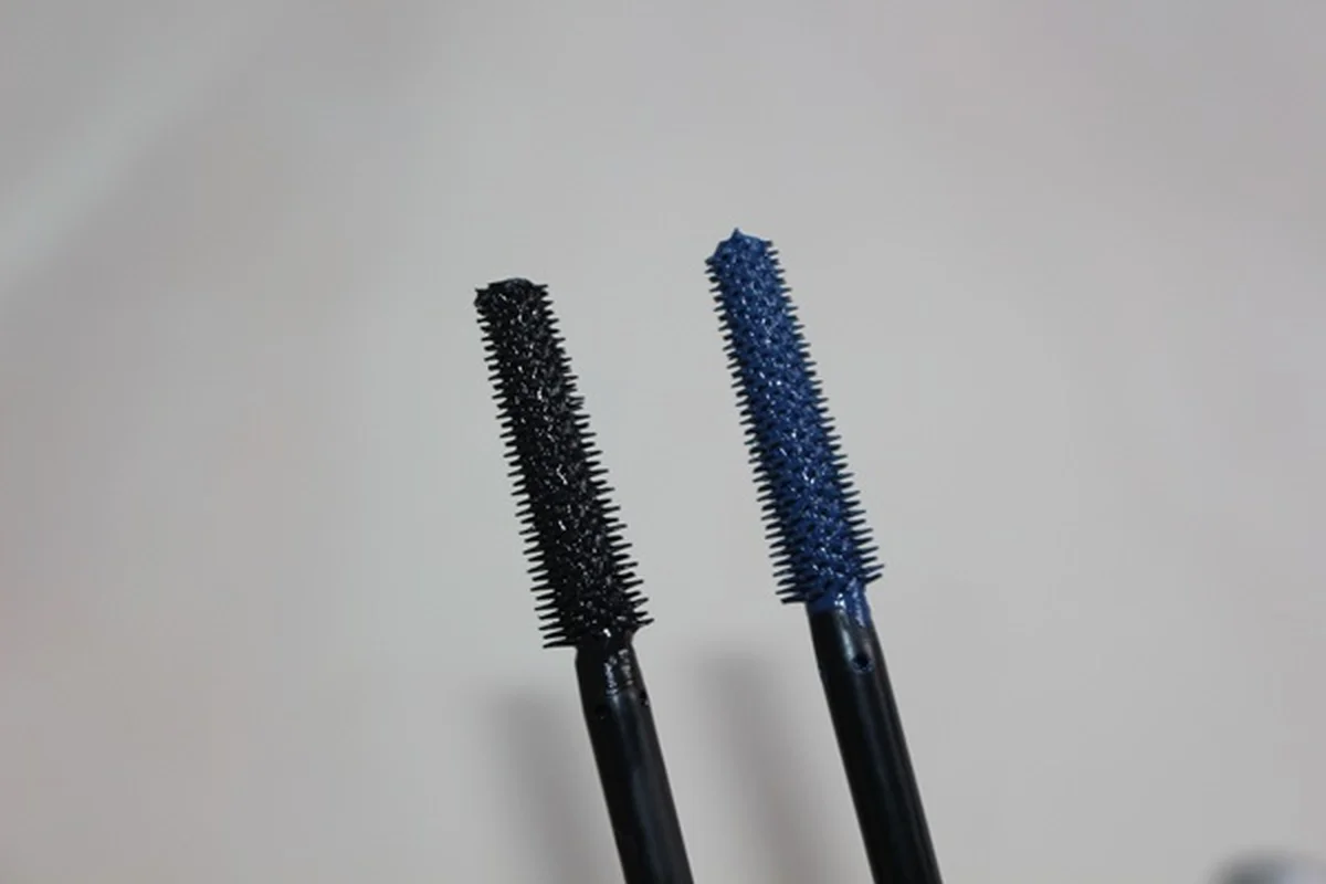 Black and navy RUM Wrap Party mascara wand bristles side by side